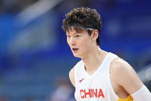 媒体人：余嘉豪现在万里驰援中国男篮 当年的王哲林也是挺身而出